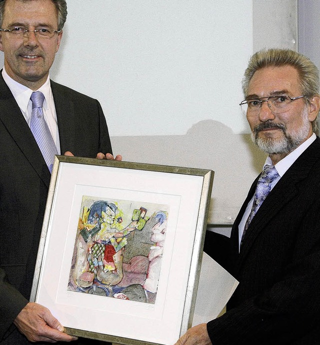 Dieter Flum (rechts) erhlt  aus der H...y Streib als  Auszeichnung ein Bild .   | Foto: Privat