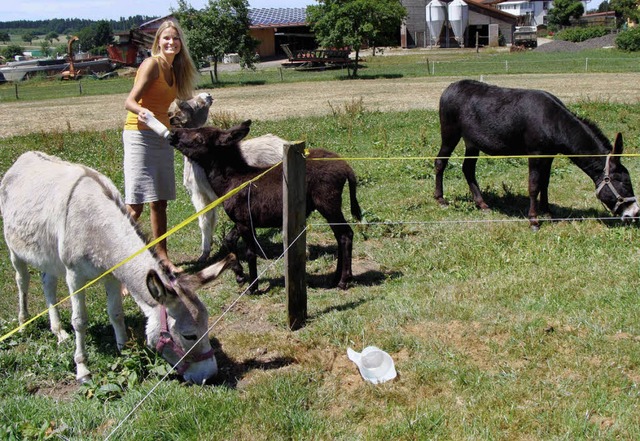Stolz prsentiert Andrea Warth ihre Eselherde.   | Foto: VETTER