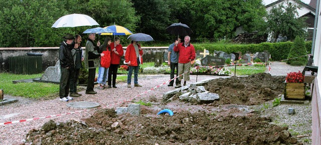 Es geht voran:  Der Ortschaftsrat Eich...ie Brunnenbaustelle auf  dem  Friedhof  | Foto: Hege