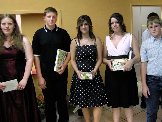 <Bildtext>98 Schler feierten ihren Ab...lorian Wehrle (von links).</Bildtext>   | Foto: heike armbruster