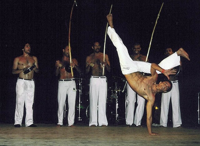 Capoeira und Frevo sind die Spezialitt von Meie lua inteira.   | Foto: pr