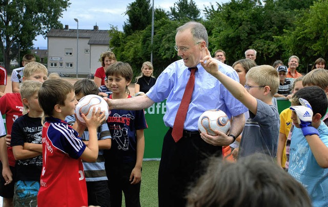 Sport-, Sozial-  und Finanzbrgermeist...rteilt Blle an die jungen Fuballer.   | Foto: G.  Siefke