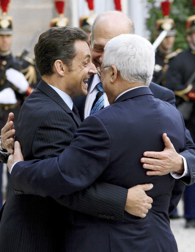 Show-Einlage: Frankreichs Prsident Sa...lstinenserprsident Abbas (von links)  | Foto: dpa