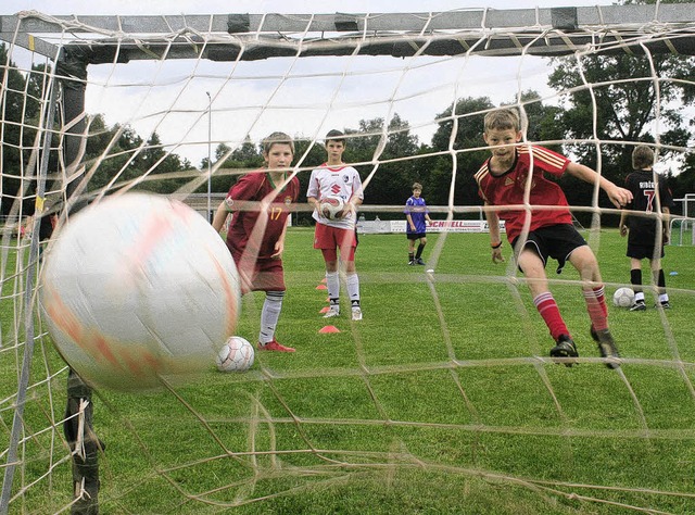 Ein Volltreffer war der Jugend-Fuball...und  sammelten wertvolle Erfahrungen.   | Foto: Werner Schnabl