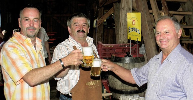 Gelungen: Brgermeister-Stellvertreter...eim Dreschefest durch den Fassanstich. 