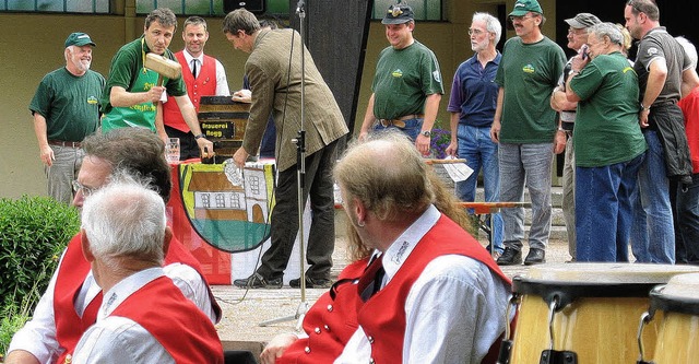 Keinen Tropfen des Freibierfasses fr ...r Freude  der   Musiker und Vorstnde.  | Foto: Manfred-G. haderer