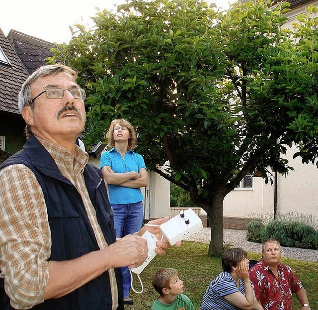 Wo fliegen sie denn? Helmut Opitz  hl...ruppe nach den Fledermusen Ausschau.   | Foto: monika korak