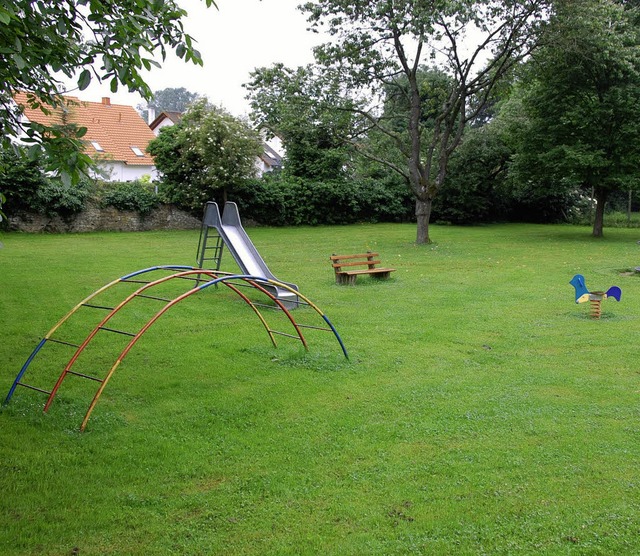 Der Spielplatz   Kirchen rckt   in de...e   neuen Friedhofsgebude entstehen.   | Foto: Frey