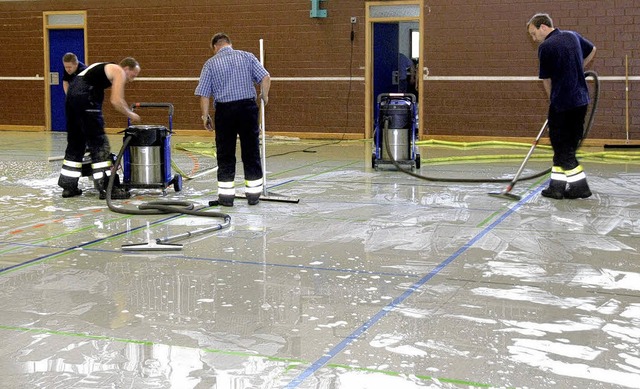 Die  Feuerwehr saugt das Wasser auf.  ...le   trocken und kann benutzt werden.   | Foto: Mnch