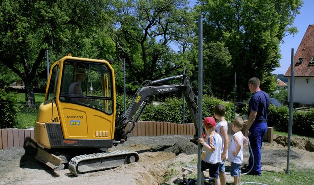 Mit dem Bagger in Aktion.   | Foto: ljd