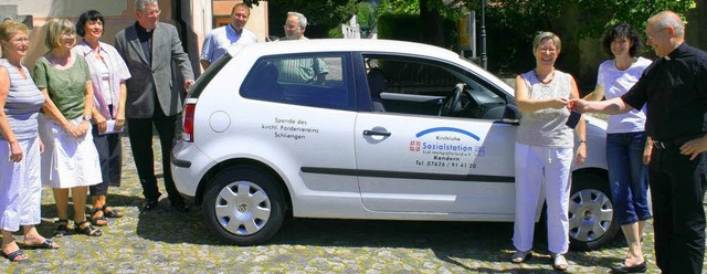 Pfarrer Jan Pieper bergibt den Schlssel  an  Geschftsfhrerin Beate Fuchs.   | Foto: Walter Lang