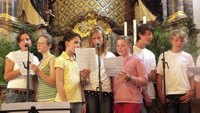 Der Chor von &#8222;Young for Young&#8...estaltete den Jugendgottesdienst mit.   | Foto: Tina Lindemann
