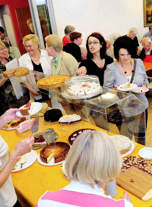 Mmmmh ... Anstehen zum Kuchenfassen.   | Foto: Wolfgang Knstle