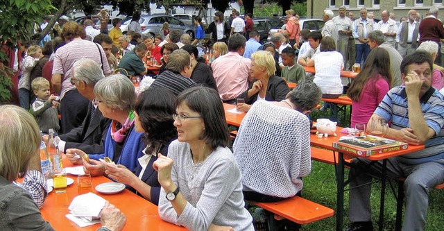 Wer sich in geselliger Runde  austausc... Sommerfest von Sankt Maria  richtig.   | Foto: Baum