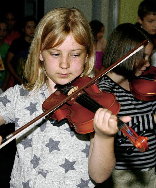 Eine junge Geigenspielerin. 
