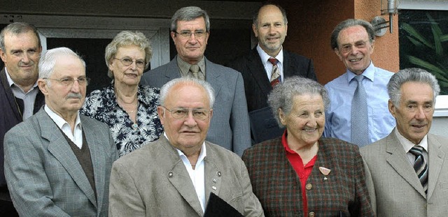 Der  VDK ehrte verdiente Mitglieder (v... Alfons Lienhard  und Erich Genshirt.   | Foto: Britta Wieschenkmper