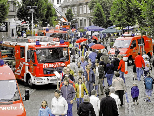 Trotz Regen herrschte groes Interesse am Feuerwehraktionstag.   | Foto: SK