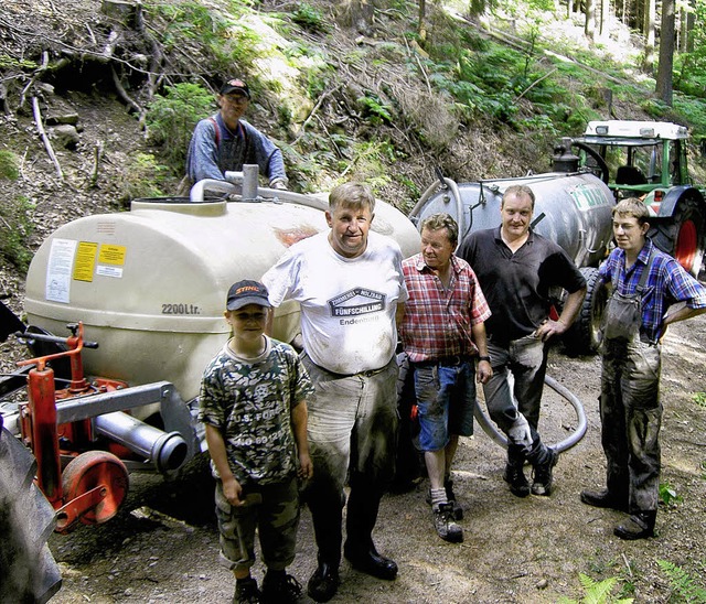 Verstopfte Ablufe  (Dolen) in den Wal...ung Endenburg reinigte die Feuerwehr.   | Foto: Privat