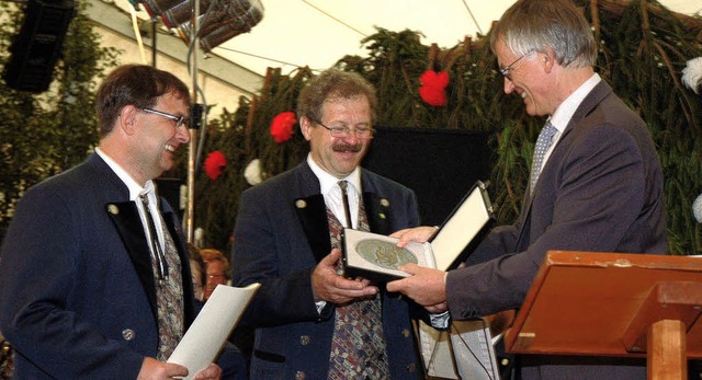 <Bildtext>Landrat Walter Schneider (re... die Pro-Musica-Plakette.  </Bildtext>  | Foto: Karin Maier