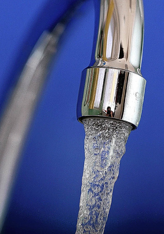 Die Trinkwasserversorgung darf nicht p...erden, fordern SPD-Kommunalpolitiker.   | Foto: dpa