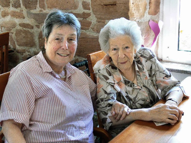 Susanne Richter (l.) und Elfriede Vogelsang wohnen gerne in Gundelfingen  | Foto: Claudia Warth