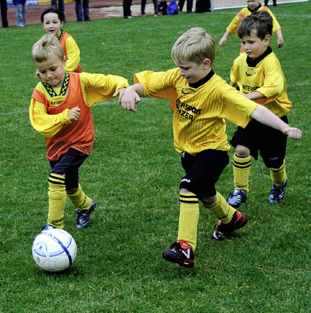 <Bildtext>Den kriegst du nicht! Bambini kmpfen um den Ballbesitz.</Bildtext>   | Foto: Korinth