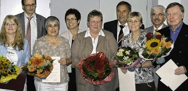 Jutta Vincent (Dritte von links) und M...g von  Prsident  Aulitzky entgegen.    | Foto: BZ