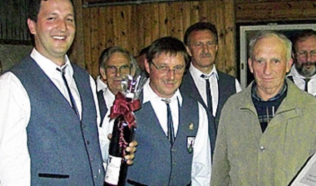 Vize Frank Kreiter und Vorsitzender Ma...tglied Heinz Asal (vorne  von links).   | Foto: Kanmacher