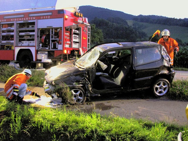 Der  18-jhrige Fahrer dieses Wagens w... Gert aus seinem Fahrzeug befreien.    | Foto: Monika Rombach