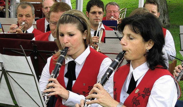 Filmhits und Musical-Melodien  spielte...dtkapelle Burkheim im Brnnelegarten.   | Foto: ines sssle