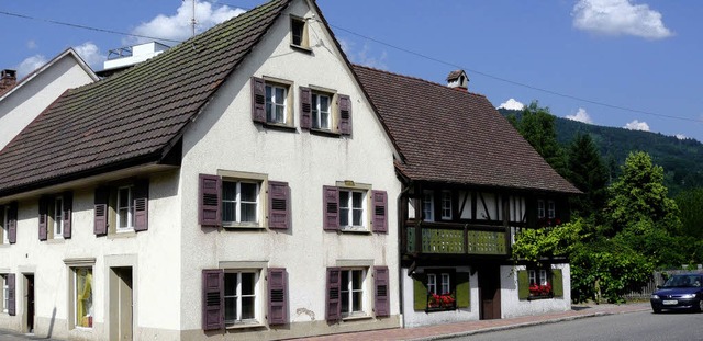Das Dorfmuseum (Hebelhaus) soll um ein... Anwesens (Eckhaus) erweitert werden.   | Foto: Klaus Brust