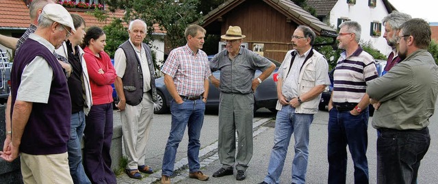 Im Gesprch mit Brgern: Die Teilnehmer der CDU-Tour de Zell in Pfaffenberg.    | Foto: Paul berger
