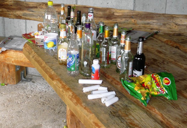 Der Schwarzwaldverein Hausen musste na...rberghtte viele Flaschen einsammeln.   | Foto: Privat