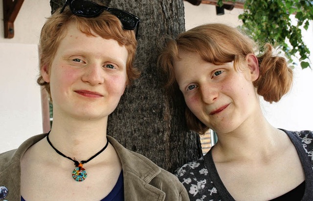 Die Baslerinnen Gianna und Jana (von l...er Frisur ganz leicht zu unterscheiden  | Foto: Bianca Fritz