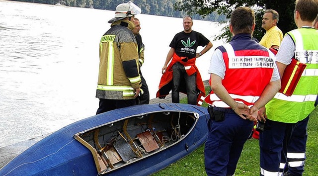 Rettungskrfte mit Faltboot: Am Herten...Von einem Insassen gab es keine Spur.   | Foto: Privat