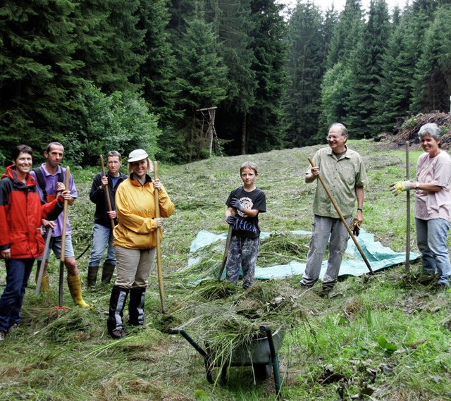 Im Einsatz: Dagmar Vogt, Gerhard Bchl...uf der Wiese in Rotzel an die Arbeit.   | Foto: Charlotte Frse