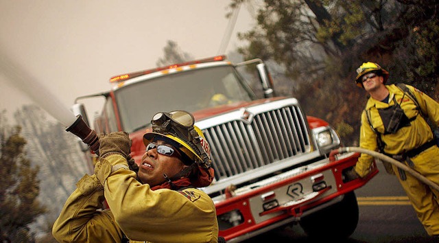 Feuerwehrmnner im Einsatz, das Bild entstand am 10. Juli.   | Foto: dpa