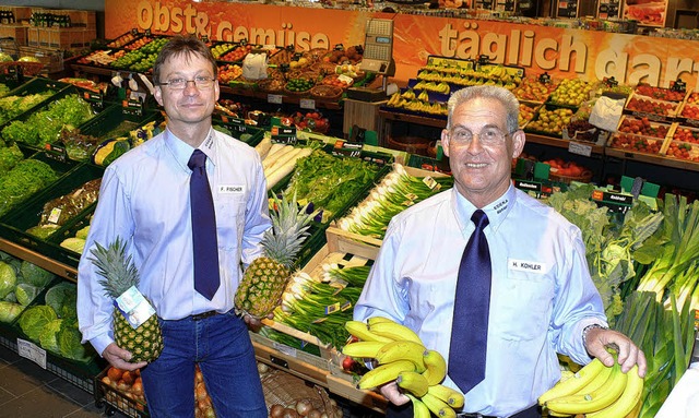 Willkommen heien Helmut Kohler (recht...ka-Markt  Kohler in Niederschopfheim.   | Foto: Frank Leonhardt