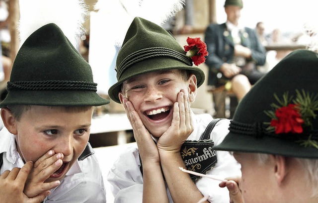 Der bayerischen Tradition mit offensic...lichtet: Dorfkinder mit Trachtenhten   | Foto: stephan brnjes