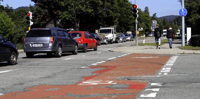 Signalwirkung hat die  rote Radwegmark...r noch weie Radsymbole auf dem Teer.   | Foto: Eva Korinth