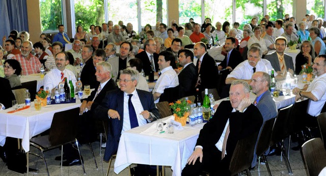 Die Gste der Volksbank lauschen den Ausfhrungen der Redner mit Interesse.   | Foto: Wolfgang Knstle