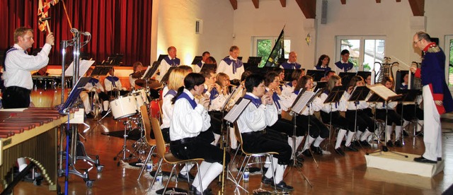 Der Brgerwehr-Spielmannszug bei seine...rabendkonzert im Endinger Brgerhaus.   | Foto: Roland Vitt