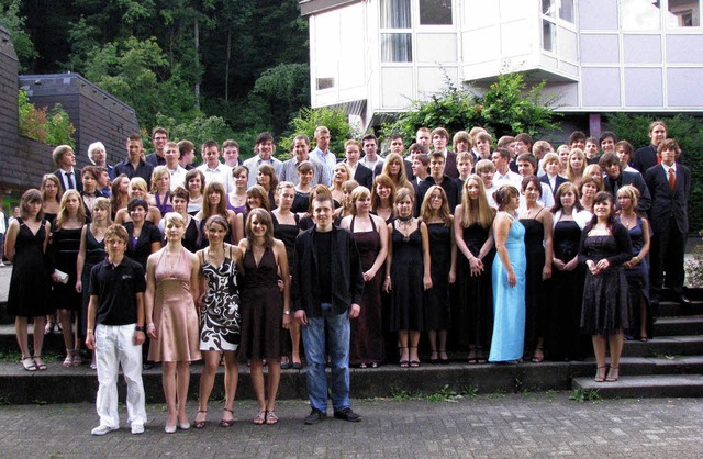 93 jungen Menschen erwarben in der  Re...n (4. von links Rektor Ulrich Denzel)   | Foto: Monika Rombach