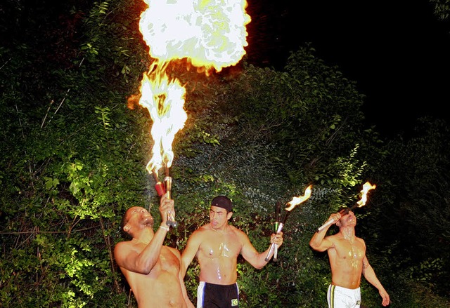 Feuerzauber unterm Sternenhimmel durch brasilianische Akrobaten in Rheinhausen.  | Foto: Werner Schnabl