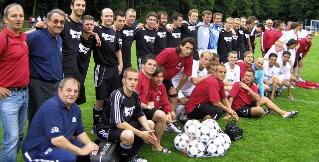 Nach dem Spiel in  Freundschaft verein...und die Hexentalauswahl (in Schwarz).   | Foto: Anne Freyer