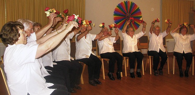 Beim Sitztanz mit bunten Rosen erfreut...mmerfest des Altenwerkes Buchenbach.    | Foto: Josef Faller