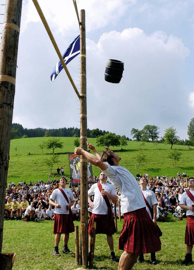 Fasswerfen ist eine der Disziplinen bei den Highland Games.   | Foto: archivfoto: wolfgang knstle