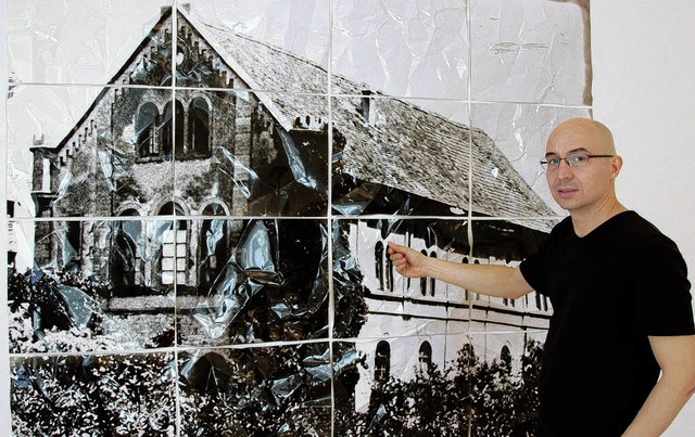 Der Schweizer Knstler Walter Derungs vor einem Foto der Mllheimer Synagoge   | Foto: Denise Beil