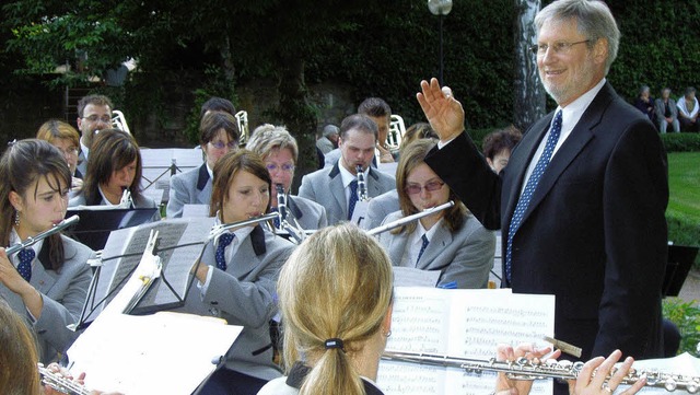 In der beschaulichen Atmosphre des Sc...te sowie Einheimische beim Kurkonzert. 