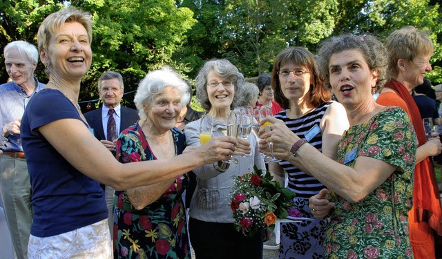 Ein Prosit auf den Verein &#8222;Fraue...s und Judith Sieferle (beide Vorstand)  | Foto: Gertrude Siefke